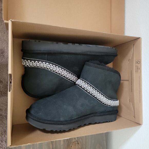 Ugg Women Sz 7 Classic Short Mini Crescent Black Ankle Boot Lamb Cuffable NEW - Picture 13 of 13